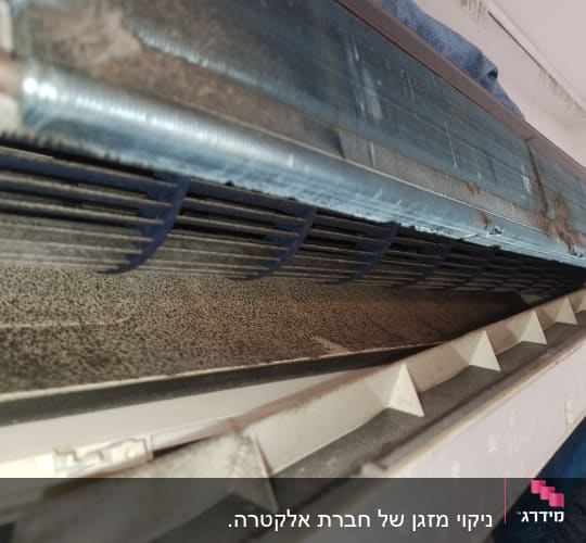 יחידת מיזוג אוויר עם לכלוך ואבק על הסלילים